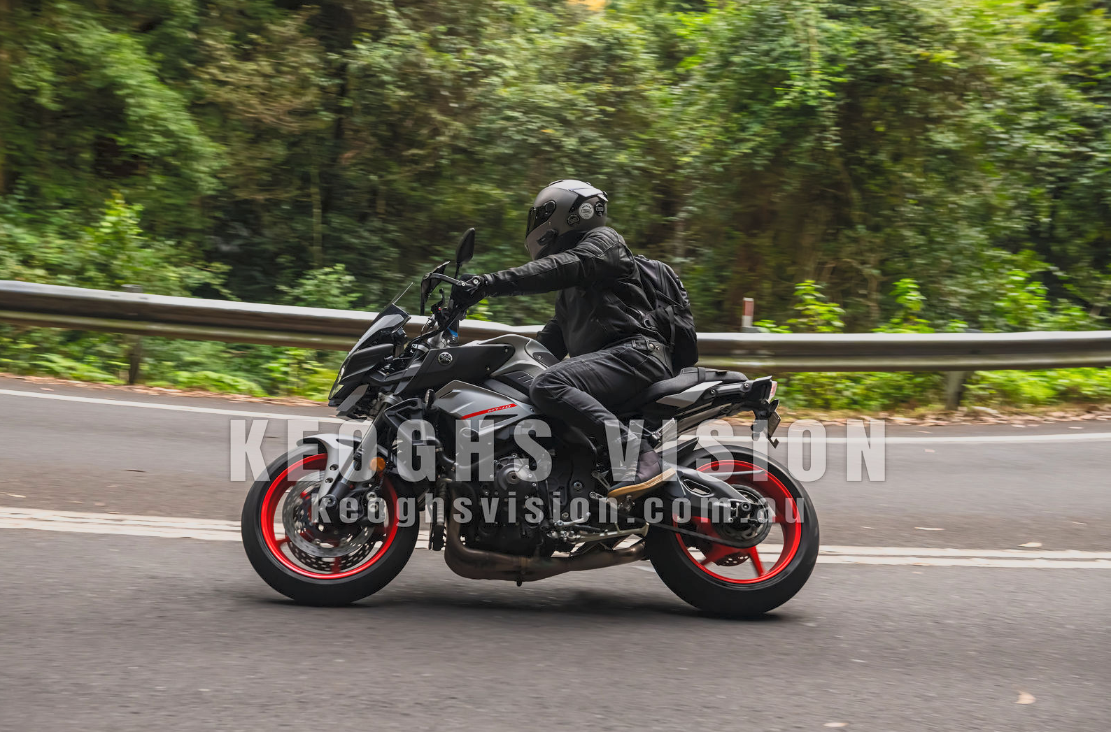 Yamaha MT10 cruising by