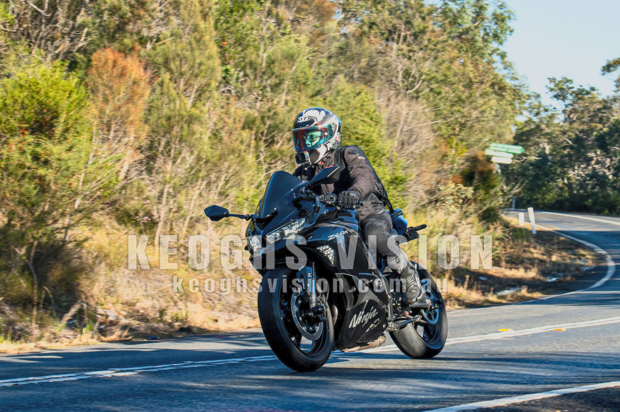 Kawasaki Ninja ZX-4R crusing through the Royal National Park