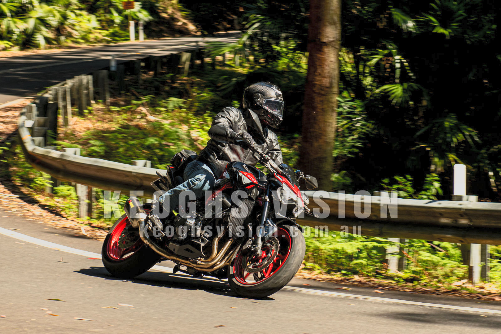 Kawasaki Z900 rding in the Royal National Park